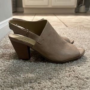Heeled tan booties